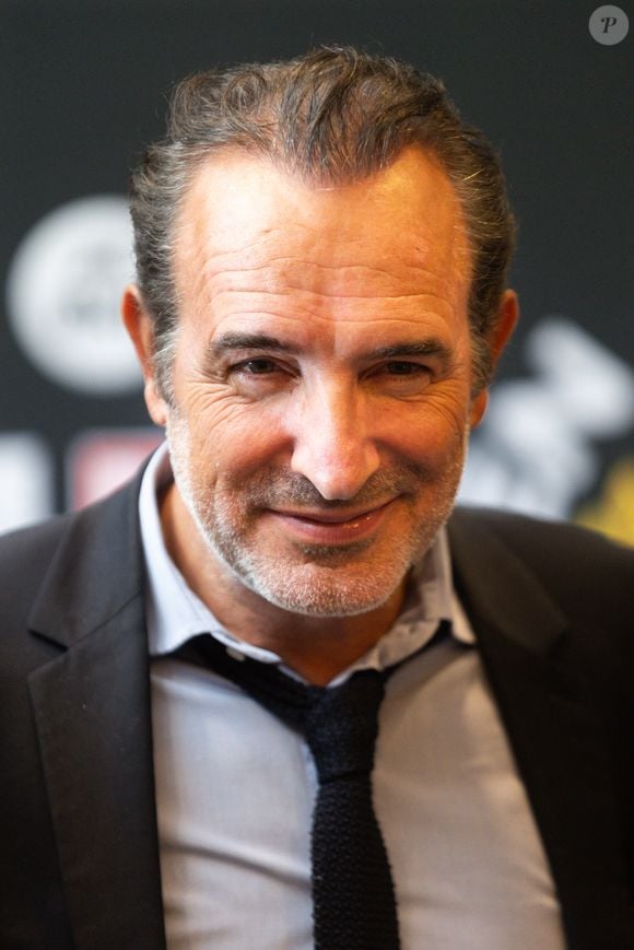 La déception est d'autant plus grande que le film a coûté 21 millions d'euros, soit le 7e plus gros budget de l'année sur un film français.

Jean Dujardin à la treizième édition des Gants d’Or à Bruxelles, le 5 septembre 2025. 

Photo : Alain Rolland / ImageBuzz / Bestimage
