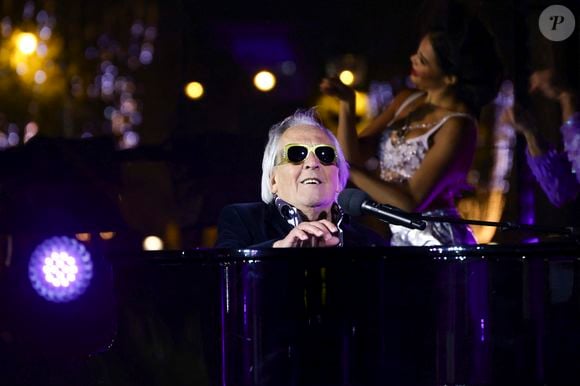 Exclusif - Gilbert Montagné lors de l'enregistrement d'une émission sur la place de la Concorde à Paris, France © Guebey-Tribeca/Bestimage