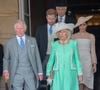 Mais à l'époque, grand nombre de tabloïds avaient assuré que l'ex-actrice américaine aurait agacé son cercle intime à cause du stress des préparatifs et des tensions au sein du clan Windsor.
Camilla Parker Bowles, duchesse de Cornouailles, le prince Harry, duc de Sussex, et Meghan Markle, duchesse de Sussex, lors de la garden party pour les 70 ans du prince Charles au palais de Buckingham à Londres. Le 22 mai 2018 (Agence / Bestimage).