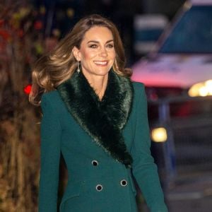 Un outfit à plus de 15.300 euros tout de même, les boucles d'oreilles couvrant l'essentiel du prix (plus de 12.000 euros environ), selon le compte Instagram Royal Fashion Daily.

Kate Middleton arrive à l'abbaye de Westminster avant le service de chants "Together At Christmas", le 5 décembre 2025. Backgrid UK/ Bestimage