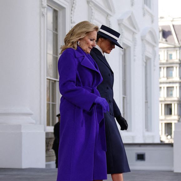 Avec ce couvre-chef dissimulant la partie haute de son visage, l’Américaine de 54 ans n’est pas passée inaperçue... Loin de là !

Joe Biden et Donald Trump quittent la Maison Blanche lors de l'investiture de Trump. Pool/ABACA