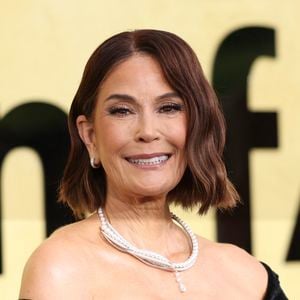 Teri Hatcher a aussitôt réagi : "Éclat de bonheur pour vous deux aussi ! Je t'envoie tellement d'amour".

Teri Hatcher au photocall du gala AmFar 2025 by Chopard à l'Hôtel du Cap-Eden-Roc à Antibes, le 22 mai 2025.

Photo : Moreau / Jacovides / Bestimage