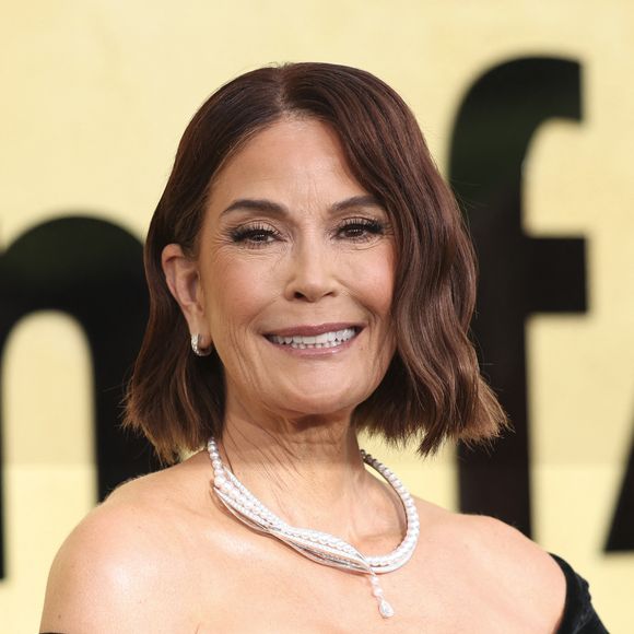 Teri Hatcher a aussitôt réagi : "Éclat de bonheur pour vous deux aussi ! Je t'envoie tellement d'amour".

Teri Hatcher au photocall du gala AmFar 2025 by Chopard à l'Hôtel du Cap-Eden-Roc à Antibes, le 22 mai 2025.

Photo : Moreau / Jacovides / Bestimage