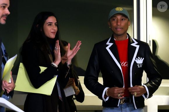 Le rappeur, producteur et créateur de mode américain Pharrell Williams reçoit un diplôme de la directrice générale de l'UNESCO A.Azoulay en tant qu'Ambassadeur de bonne volonté de l'UNESCO pour les arts, l'éducation et l'entreprenariat, au siège de l'UNESCO, à Paris, le 17 décembre 2024. 
© Stéphane Lemouton / Bestimage