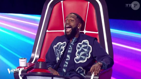 Le chanteur fait partie du jury tout comme Tayc, Lara Fabian et Amel Bent.

Tayc lors des auditions à l'aveugle de la saison 15 de "The Voice", diffusées le 8 mars 2026 sur TF1

Capture d'écran TF1 / The Voice