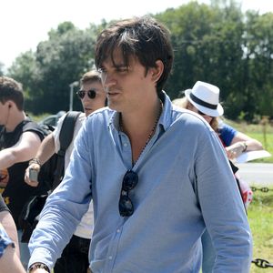 Anthony Delon et son demi-frère Alain-Fabien découvrent les hommages devant les grilles de la propriété de Douchy, quelques heures avant les obsèques de leur père, A.Delon, le 24 août 2024. 

Photo : Agence / Bestimage