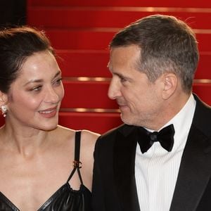 En effet, bien avant que les maternités de l'Hexagone ne soient submergées par la tendance, l'actrice oscarisée Marion Cotillard et son ex-compagnon, le réalisateur et acteur Guillaume Canet, avaient déjà été séduits par l'aura de ce prénom rétro.
Marion Cotillard et Guillaume Canet - Descente des marches du film « Karma » lors du 79ème Festival International du Film de Cannes, le 15 mai 2026. © Jacovides-Moreau / Bestimage