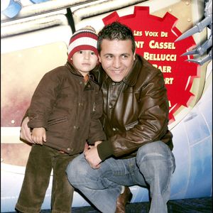 Ensemble, le couple avait eu deux enfants aujourd'hui âgés de 23 et 15 ans.

Faudel et son fils à la première du film "Robot" à l'UGC Normandie.

Photo : Rinfoff-Guirec / Bestimage