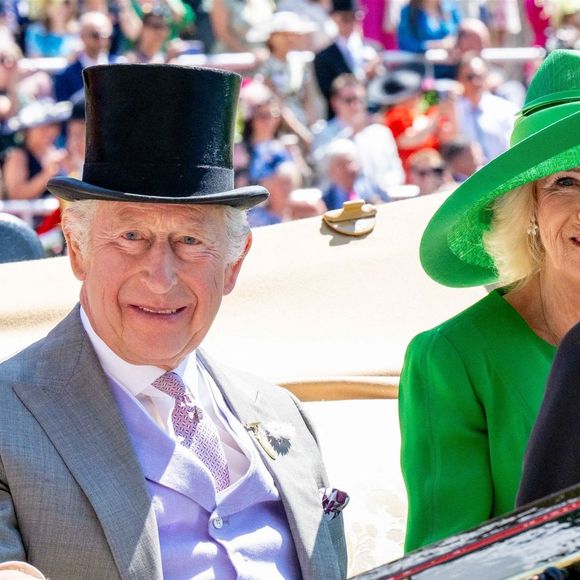 Des membres de la famille royale assistent au deuxième jour du Royal Ascot à l’hippodrome d’Ascot, en Angleterre. Sur la photo : le roi Charles III d'Angleterre, la reine Camilla (Camilla Parker Bowles, reine consort d'Angleterre).

Backgrid USA / Bestimage