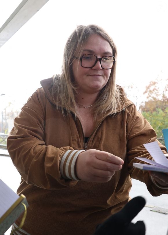 "Je ne suis pas grosse parce que je mange beaucoup de burgers"

Exclusif - Lola Dubini - Célébrités se rendent aux studios de Europe 1 à Paris le 19 Novembre 2025. © Coadic Guirec / Bestimage