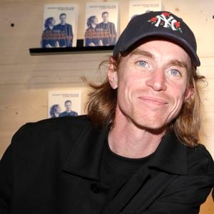 Interviewé par "La Tribune du Dimanche", le chanteur a raconté comment il avait finalement décidé de changer de voie après avoir pris conscience que son destin ne se trouvait pas dans les cabinets médicaux. 

Ben Mazué - Festival du Livre de Paris 2023 au Grand Palais Éphémère le 21 avril 2023.
© Cedric Perrin / Bestimage