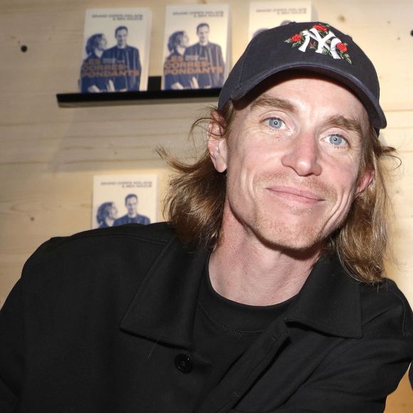 Interviewé par "La Tribune du Dimanche", le chanteur a raconté comment il avait finalement décidé de changer de voie après avoir pris conscience que son destin ne se trouvait pas dans les cabinets médicaux. 

Ben Mazué - Festival du Livre de Paris 2023 au Grand Palais Éphémère le 21 avril 2023.
© Cedric Perrin / Bestimage