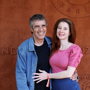 Le couple s’est marié en 2012 et a accueilli, quelques années plus tôt, son premier enfant, Léonard, en 2008. 

Julien Clerc avec sa femme Hélène Grémillon au village (jour 14) lors des Internationaux de France de Tennis de Roland Garros 2022 à Paris, France, le 4 juin 2022. © Dominique Jacovides/Bestimage