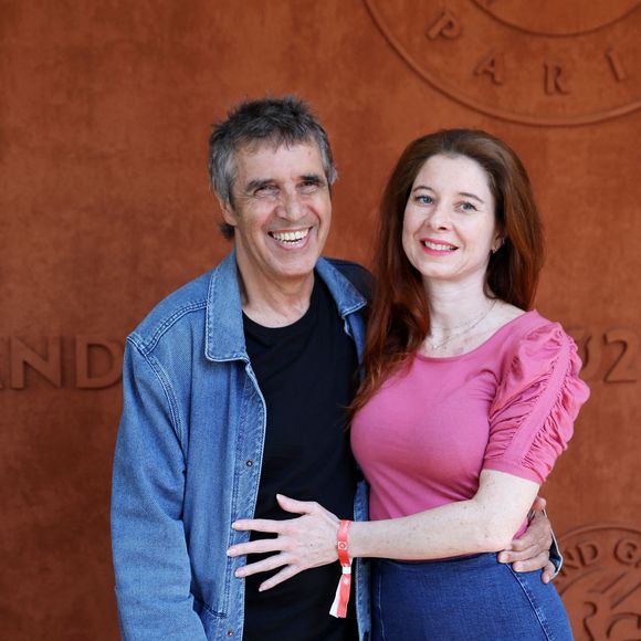 Le couple s’est marié en 2012 et a accueilli, quelques années plus tôt, son premier enfant, Léonard, en 2008. 

Julien Clerc avec sa femme Hélène Grémillon au village (jour 14) lors des Internationaux de France de Tennis de Roland Garros 2022 à Paris, France, le 4 juin 2022. © Dominique Jacovides/Bestimage
