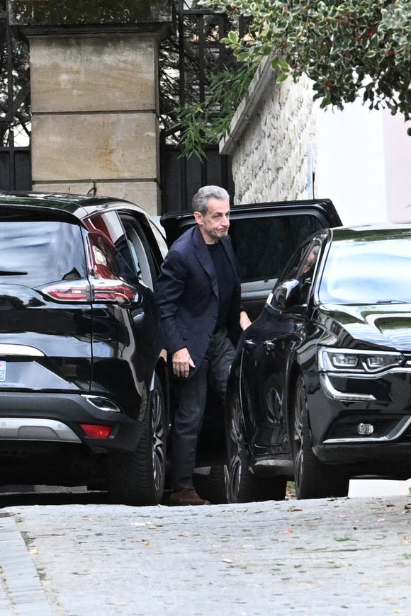 Nicolas Sarkozy et sa femme Carla Bruni sortent du restaurant Le Flandrin puis retournent à leur domicile à Paris le lendemain de la sortie de prison de l'ancien président.
Paris, le 11 novembre 2025.