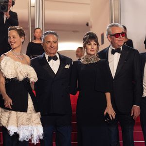 Entre l'accueil triomphal réservé à l'équipe du film et l'apparition ultra-chic de la légendaire Sharon Stone, la soirée valait assurément le détour.

Paul Soriano, Vicky Krieps, Andy García, Rosemarie DeWitt, Danny Huston, Jai Stefan, Sofia Stefan - Montée des marches du film " Diamond " lors du 79ème Festival International du Film de Cannes, le 19 mai 2026. © Jacovides-Moreau / Bestimage
