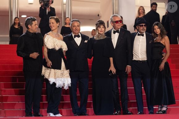 Entre l'accueil triomphal réservé à l'équipe du film et l'apparition ultra-chic de la légendaire Sharon Stone, la soirée valait assurément le détour.

Paul Soriano, Vicky Krieps, Andy García, Rosemarie DeWitt, Danny Huston, Jai Stefan, Sofia Stefan - Montée des marches du film " Diamond " lors du 79ème Festival International du Film de Cannes, le 19 mai 2026. © Jacovides-Moreau / Bestimage