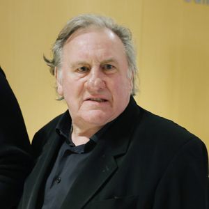 Cette semaine, le procès très médiatisé de Gérard Depardieu s'est tenu sur quatre jours au tribunal judiciaire de Paris. 

Gérard Depardieu à son procès pour agressions sexuelles sur deux femmes lors d'un tournage de film en 2021, au tribunal correctionnel de Paris, France, le 26 mars 2025 © Denis Guignebourg/Bestimage