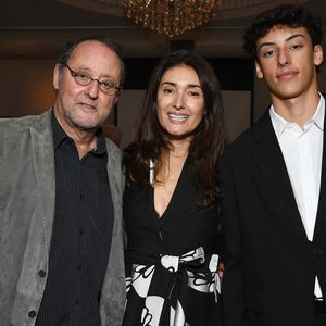 Cielo Reno, né en 2009, a bien grandi et il dépasse son père. 

L'acteur français Jean Reno, Zofia Borucka et Cielo Reno assistent au troisième dîner annuel de l'Institut Parisien du Cerveau organisé par Martine Assouline, présidente du PBIA, New York, NY, 14 octobre 2025. Photo par Anthony Behar/SPUS/ABACAPRESS.COM