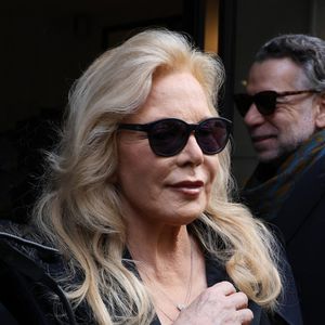 Interrogée sur ses derniers shows, Sylvie Vartan a affirmé avoir définitivement "rangé cet événement dans le passé, même s'il est très proche". "J'ai eu tellement de soucis techniques que je me sens un peu frustrée", a t-elle confié. "Mais le public a été extraordinaire, il m'a émue au plus profond de moi-même. Je l'ai fait parce qu'il me l'a demandé, mais j'ai le sentiment que ça ne devait pas se terminer ainsi". 

Sylvie Vartan au défilé Stéphane Rolland à la Salle Pleyel, "Collection Haute Couture Printemps/Eté 2025" lors de la Fashion Week de Paris (PFW), le 28 janvier 2025. 
© Denis Guignebourg / Bestimage