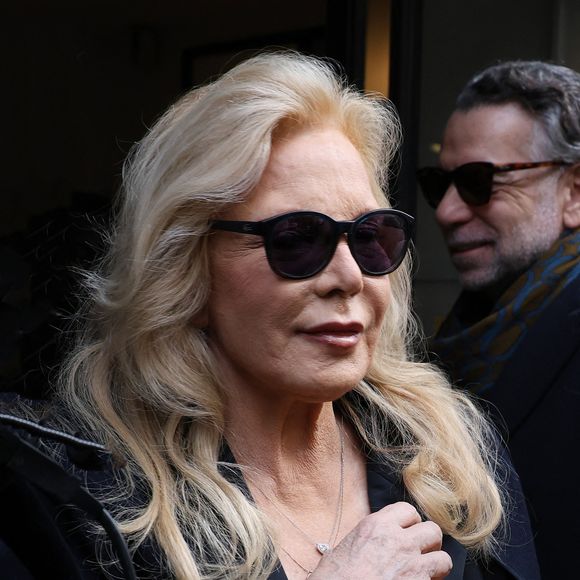 Interrogée sur ses derniers shows, Sylvie Vartan a affirmé avoir définitivement "rangé cet événement dans le passé, même s'il est très proche". "J'ai eu tellement de soucis techniques que je me sens un peu frustrée", a t-elle confié. "Mais le public a été extraordinaire, il m'a émue au plus profond de moi-même. Je l'ai fait parce qu'il me l'a demandé, mais j'ai le sentiment que ça ne devait pas se terminer ainsi". 

Sylvie Vartan au défilé Stéphane Rolland à la Salle Pleyel, "Collection Haute Couture Printemps/Eté 2025" lors de la Fashion Week de Paris (PFW), le 28 janvier 2025. 
© Denis Guignebourg / Bestimage