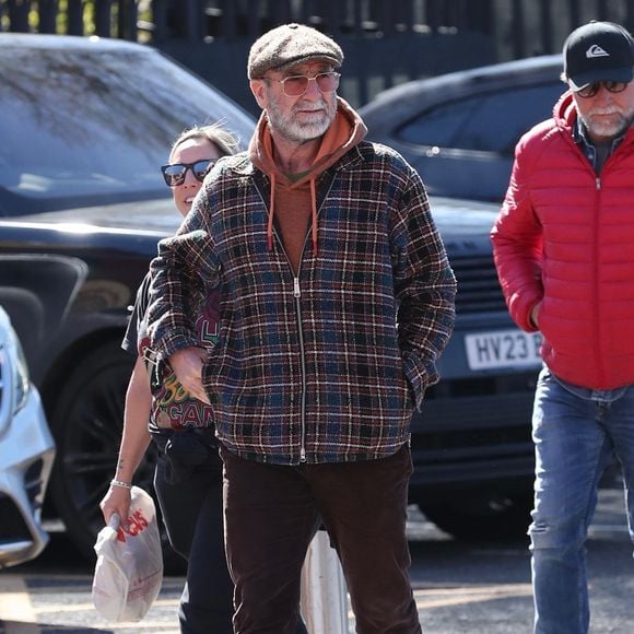 Old Trafford, Royaume-Uni – Le « Roi » Eric Cantona a été aperçu à son arrivée à Old Trafford pour le derby de Manchester. C’est la première fois en plus de vingt ans qu’il revient assister à un match dans ce stade, après avoir exprimé son opposition ouverte à la famille Glazer. Backgrid UK/ Bestimage