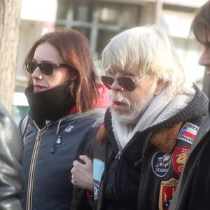 Lolita Séchan et son père le chanteur Renaud - Obsèques de Thierry Séchan frère du chanteur Renaud) au cimetière du Montparnasse à Paris le 16 janvier 2019. Après une cérémonie au temple protestant Port Royal, la famille de T. Séchan s’est retrouvée dans un immeuble avant de se rendre au cimetière du Montparnasse. Agence /Bestimage