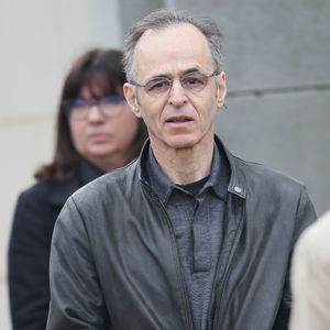 Jean-Jacques Goldman et Maxime Le Forestier lors des obsèques de Véronique Colucci au cimetière communal de Montrouge, le 12 avril 2018. @Agence / Bestimage