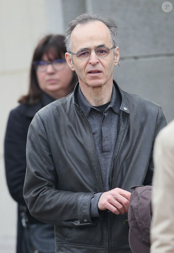 Jean-Jacques Goldman et Maxime Le Forestier lors des obsèques de Véronique Colucci au cimetière communal de Montrouge, le 12 avril 2018. @Agence / Bestimage
