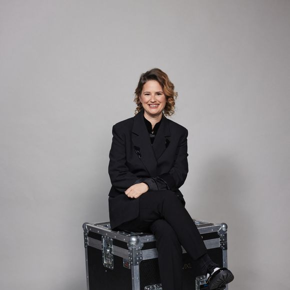 Résultat, la comédienne assure ne s'être privée de rien : "Paradoxalement, je n'ai jamais mangé autant de pâtisseries et de gâteaux ! Je me privais de tout avant."

Elodie Poux - Studio avec les invités de l'enregistrement de l'émission "La chanson secrète N°14", présentée par N.Aliagas et diffusée le 26 décembre sur TF1, à Paris, France, le 9 décembre 2025. © Jacovides-Moreau/Bestimage