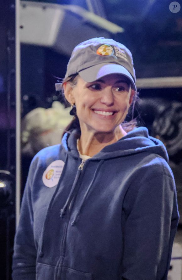 Jennifer Garner apporte son aide en participant à la World Central Kitchen qui sert des repas aux victimes des feux en Californie