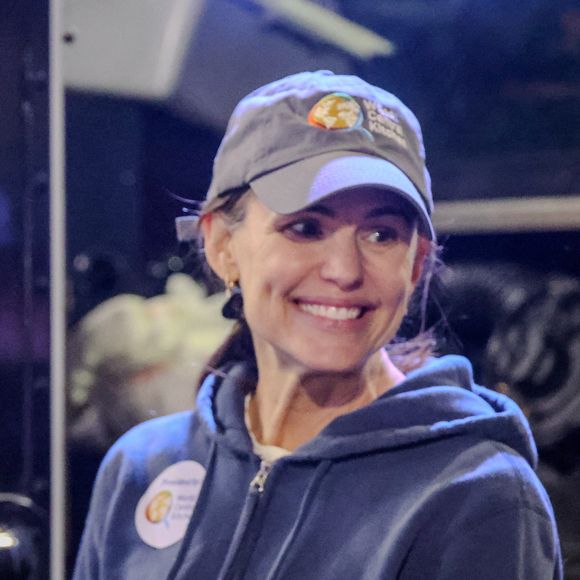 Jennifer Garner apporte son aide en participant à la World Central Kitchen qui sert des repas aux victimes des feux en Californie