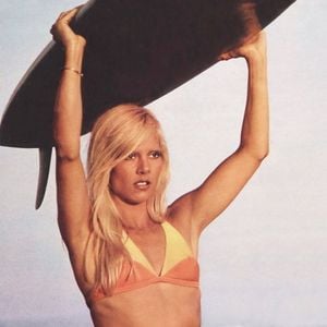 Été 1972, Sylvie Vartan sur la plage pour la couverture de Salut les Copains. Photo partagée sur Instagram le 2 août 2024.