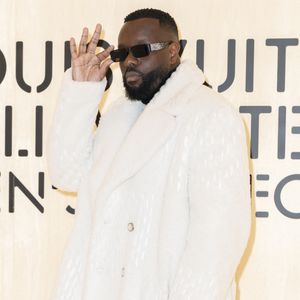 Dès octobre dernier, Gims avait déjà été aperçu à Dubaï avec une jeune femme surnommée "Antonella" différente de celle venue l'accompagner au défilé.

Maître Gims - Photocall du Défilé de mode Louis Vuitton Collection Hommes Automne Hiver Printemps-Été dans le cadre de la Fashion Week de Paris, France, le 20 janvier 2026.
 
© Olivier Borde / Bestimage
