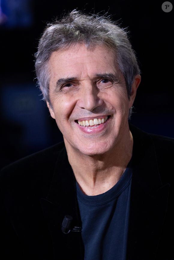 Exclusif - Julien Clerc lors de l'enregistrement de l'émission "La Boîte à secrets", présentée par F.Bollaert et diffusée le 2 janvier 2026 sur France 3, dans les studios du Lendit à Saint-Denis, France, le 1er décembre 2025. © Cyril Moreau/Bestimage