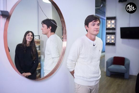 Exclusif - Alain-Fabien Delon avec sa compagne Laura Bensadoun en backstage de de l'émission "C à Vous" à Paris, France, le 18 octobre 2024. © Cyril Moreau/Bestimage