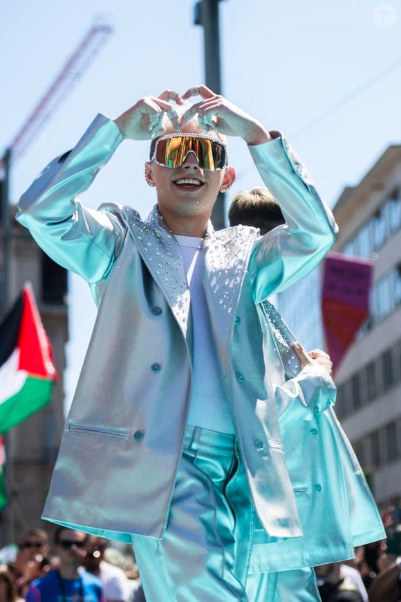 Le candidat de l'Islande Vaeb sur le Tapis turquoise de l'Eurovision, le 11 mai 2025, à Bâle, en Suisse. © Baden Roth/ZUMA Press Wire