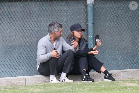 Marina Del Rey, CA - EXCLUSIF - Jessica Alba et Cash Warren ont été aperçus à Santa Monica, tous deux occupés avec leurs téléphones pendant que leurs enfants jouaient au tennis. Le couple semblait détendu alors qu'il surveillait la sortie familiale.