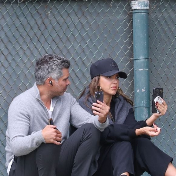 Marina Del Rey, CA - EXCLUSIF - Jessica Alba et Cash Warren ont été aperçus à Santa Monica, tous deux occupés avec leurs téléphones pendant que leurs enfants jouaient au tennis. Le couple semblait détendu alors qu'il surveillait la sortie familiale.