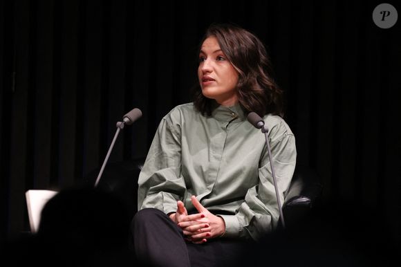 Toujours selon Sophie Galabru, devenir adulte passe par la capacité à se donner soi-même ce que l’on attendait des autres.

Exclusif - La philosophe et petite-fille de l'acteur Michel Galabru, Sophie Galabru présente son livre "Nos dernières fois" - Allary Editions, à la Station Ausone-Librairie Mollat à Bordeaux, le 14 mars 2025. © Jean-Marc Lhomer/Bestimage