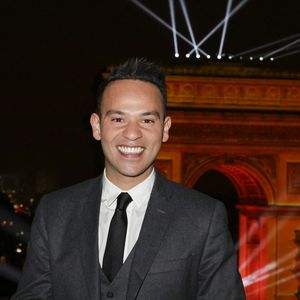Mohamed Bouhafsi en backstage de l'émission "La grande soirée du 31 décembre de Paris" diffusée sur France 2 sur les Champs-Elysées à Paris, France, le 31 décembre 2024.  © Clovis-Tribeca/Bestimage