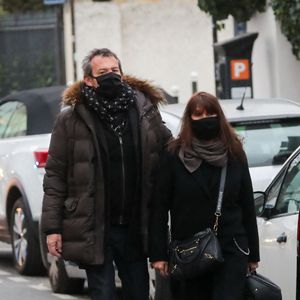 Jean-Luc Reichmann et sa femme Nathalie - Arrivées - Cérémonie religieuse en hommage au joueur Christophe Dominici en l'église Saint-Cécile à Boulogne-Billancourt le 2 décembre 2020