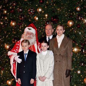 Le prince Albert II de Monaco, la princesse Charlene et leurs enfants la princesse Gabriella et le prince héréditaire Jacques lancent les illuminations de Noël en Principauté, depuis la place du Casino à Monaco, le 29 novembre 2025. La famille princière est accompagnée par Stéphane Valéri, le président délégué de la Société des Bains de Mer de Monaco, et le ministre d'Etat de la Principauté, Christophe Mirmand. © Bruno Bebert/Bestimage