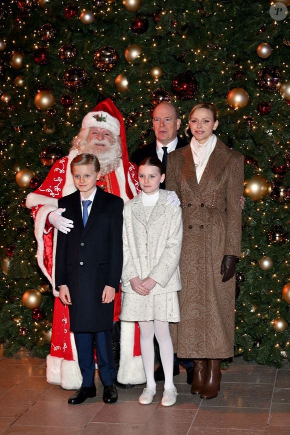 Le prince Albert II de Monaco, la princesse Charlene et leurs enfants la princesse Gabriella et le prince héréditaire Jacques lancent les illuminations de Noël en Principauté, depuis la place du Casino à Monaco, le 29 novembre 2025. La famille princière est accompagnée par Stéphane Valéri, le président délégué de la Société des Bains de Mer de Monaco, et le ministre d'Etat de la Principauté, Christophe Mirmand. © Bruno Bebert/Bestimage