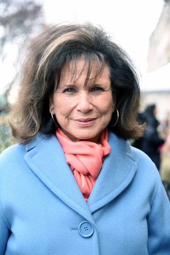 Anne Sinclair et la maire de Paris Anne Hidalgo dévoilent une plaque en mémoire d'Alain Decaux (86 boulevard Flandrin) à Paris, France, le 28 mars 2025.  Photo par Alain Apaydin/ABACAPRESS.COM