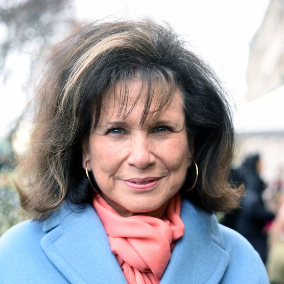 Anne Sinclair et la maire de Paris Anne Hidalgo dévoilent une plaque en mémoire d'Alain Decaux (86 boulevard Flandrin) à Paris, France, le 28 mars 2025.  Photo par Alain Apaydin/ABACAPRESS.COM