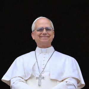 Cette demeure diplomatique, protégée derrière de hautes grilles, abrite notamment plusieurs salons, une salle à manger officielle et les appartements privés.

11 mai 2025, Cité du Vatican : le pape Léon XIV préside la prière du Regina Caeli depuis la loggia centrale de la basilique Saint-Pierre, au Vatican. ANSA/ALESSANDRO DI MEO. (Crédit photo : © ANSA via ZUMA Press)