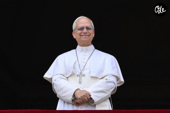 Cette demeure diplomatique, protégée derrière de hautes grilles, abrite notamment plusieurs salons, une salle à manger officielle et les appartements privés.

11 mai 2025, Cité du Vatican : le pape Léon XIV préside la prière du Regina Caeli depuis la loggia centrale de la basilique Saint-Pierre, au Vatican. ANSA/ALESSANDRO DI MEO. (Crédit photo : © ANSA via ZUMA Press)