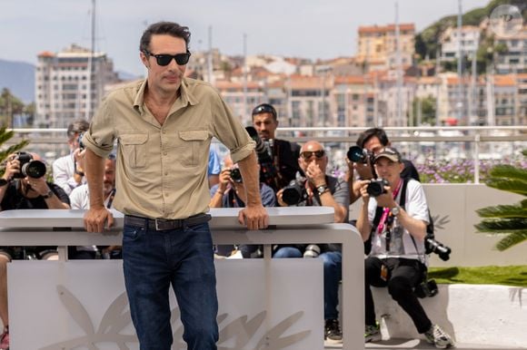 Le réalisateur Nicolas Bedos au photocall de "Mascarade" lors du 75ème Festival International du Film de Cannes, le 28 mai 2022. 
© Olivier Borde / Bestimage