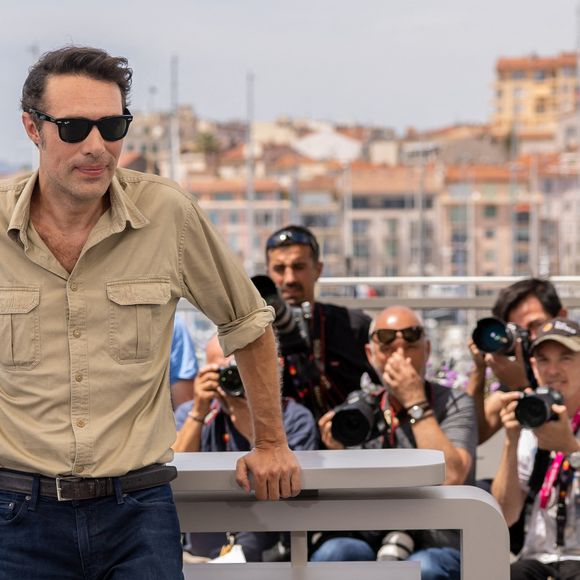 Le réalisateur Nicolas Bedos au photocall de "Mascarade" lors du 75ème Festival International du Film de Cannes, le 28 mai 2022. 
© Olivier Borde / Bestimage
